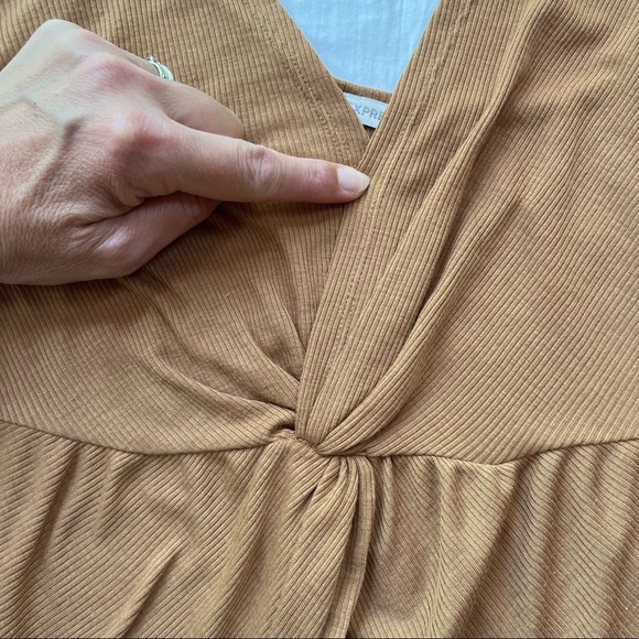 Express One Eleven Gold Ribbed Twist Front Top Size M - Picture 5 of 11